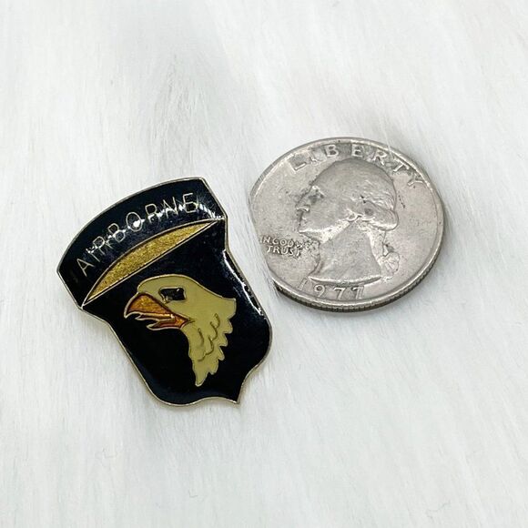 🔮 5/$25 Vintage US Army 101st Airborne Division Pin - Picture 2 of 3